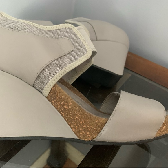 NEW size 9 premium brand leather wedge sandals - Picture 1 of 10